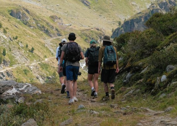 Vier junge Leute wandern