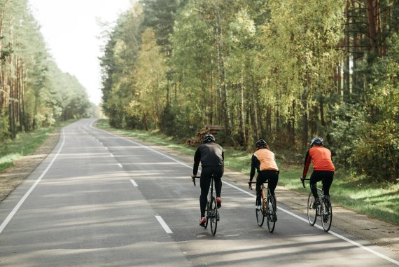 Drei Fahrradfahrer auf einer Straße