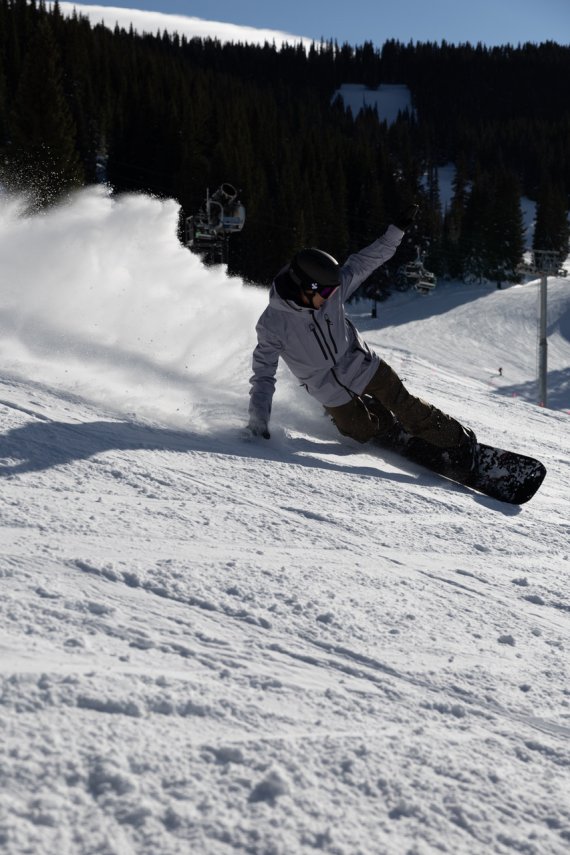 Snowboarder mit Doubledeck Snowboard