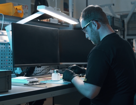 Person beim Reparieren eines Gerätes