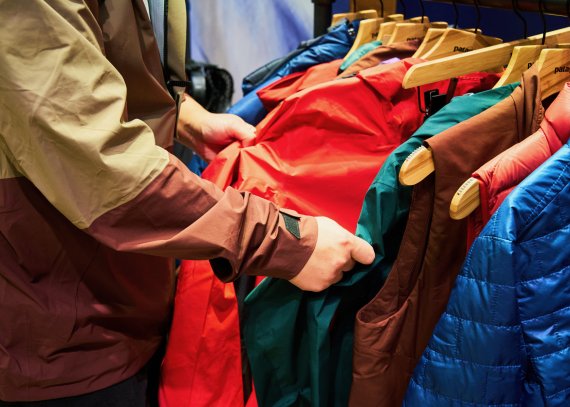 Person auf der ISPO 2024 schaut durch innovative Jacken