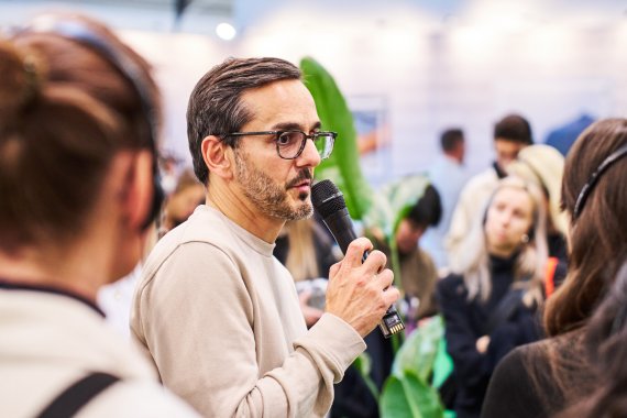Leonhard Nima auf der ISPO 2024 erklärt das Material Lab