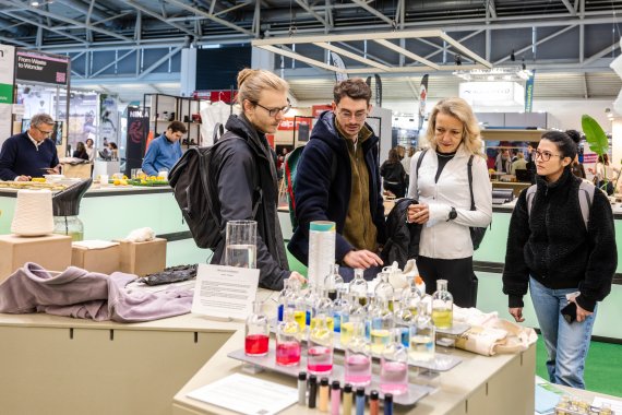 Personen schauen sich das Material Lab auf der ISPO 2024 an