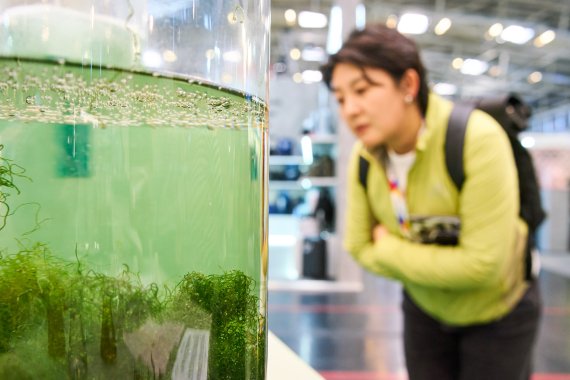 Person auf der ISPO 2024 schaut sich nachhaltige Biomaterialien an