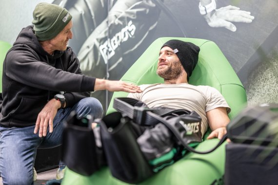 Mann auf ISPO Munich testet Reboots