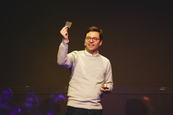 Fairmat CEO Benjamin Saada präsentiert Chip