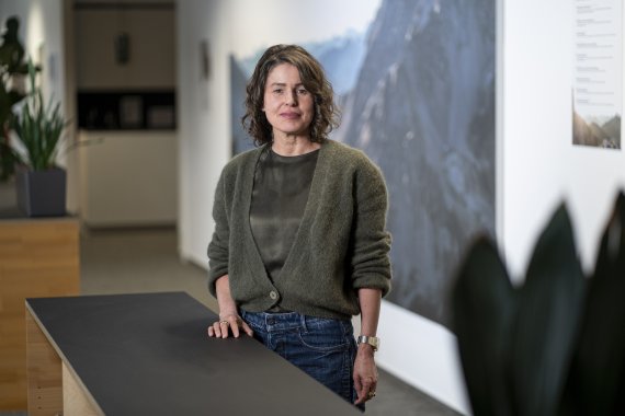 Christl Haigermoser, Chief Buying Officer bei Bergzeit, steht hinter einem Tresen.