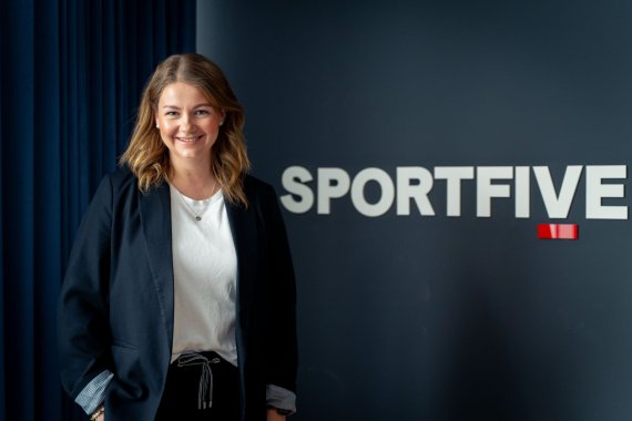 Jessica Stommel steht vor dunkelblauem Sportfive-Logo