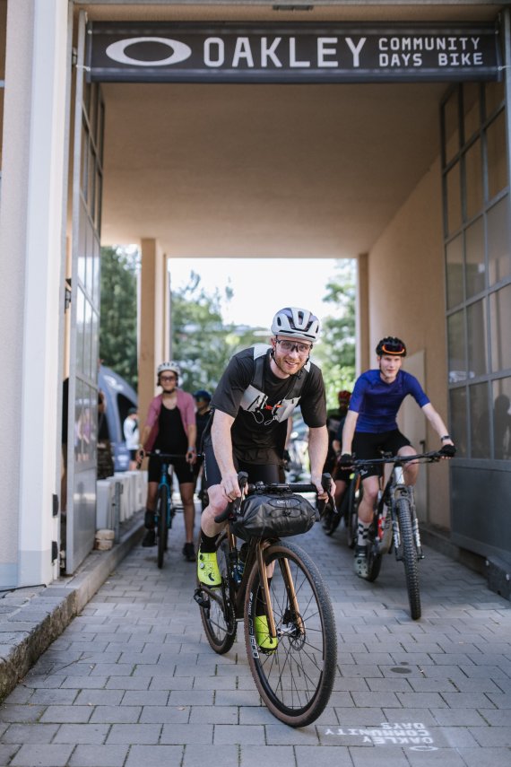 Personen auf dem Fahrrad bei den Oakley Community Days