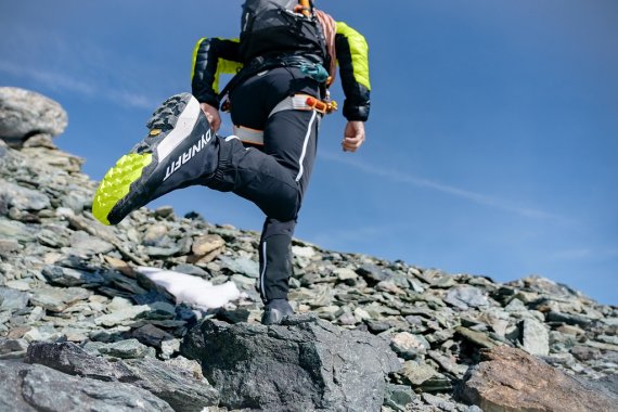 Person beim Trailrunning im Gebirge