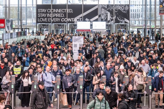 Große Besuchermenge vor den Drehtüren im Eingang West auf der ISPO 2024