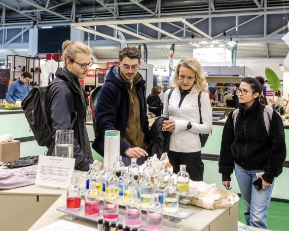 Personen schauen sich das Material Lab auf der ISPO 2024 an