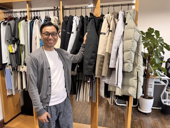 Benton Wang von LifeLabs stellt innovative Technologie für Outdoor-Kleidung-Insulation vor.