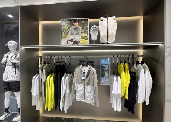 Innovative Outdoor-Kleidung von Bosideng im Store