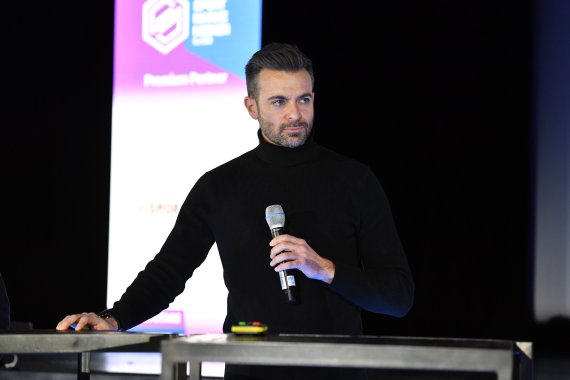 Moritz Breuer (Volkswagen) erzählt im Talk von SPORT BRAND MEDIA auf der ISPO 2024 worauf es ankommt bei Sponsoren.