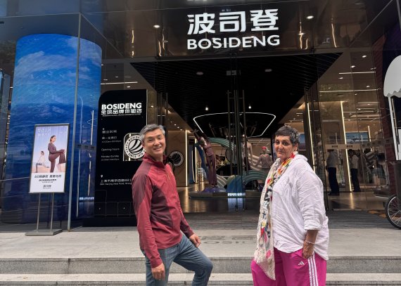 Oliver Wang (SportsInnov Club) und Louisa Smith (ISPO Textrends) im Interview vor dem Bosideng Flagship Store in Shanghai.