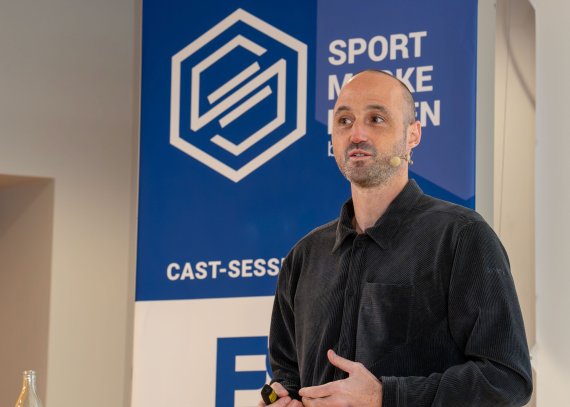 Stefan Ostertag, Chief Marketing Officer bei Schöffel, im bei der SPORT BRAND MEDIA Konferenz auf der ISPO 2024 über Strategien für erfolgreiche Brands im Sportsbusiness.