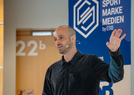 Stefan Ostertag, Chief Marketing Officer bei Schöffel, im bei der SPORT BRAND MEDIA Konferenz auf der ISPO 2024 über Strategien für erfolgreiche Brands im Sportsbusiness.