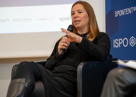 Kersti Lutz (CEO Billie Jean King Cup) im Talk bei SPORT BRAND MEDIA auf der ISPO 2024 über Frauen im Sport und Sportmanagement.