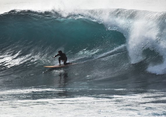 Big Wave Surferin Lena Kemna beim Surfen einger großen Welle