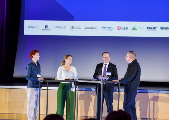 Judith Gerlach, Susanne Bürger und Jörg Ammon auf der ISPO 2024 bei der SPORT BRAND MEDIA Konferenz zu Sport ist Gesundheitspolitik – Neue Perspektiven & Kooperationen