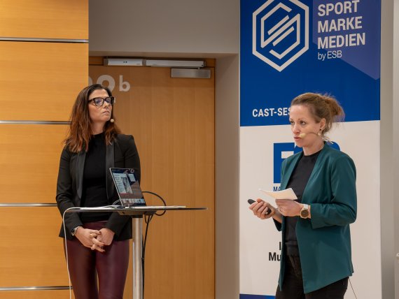 Gabriela Buchs und Elisa Schorno bei der SPORT BRAND MEDIA Konferenz auf der ISPO 2024