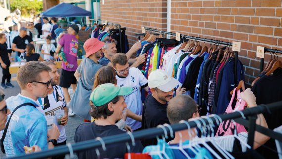 Menschen auf einer Kleidertauschbörse