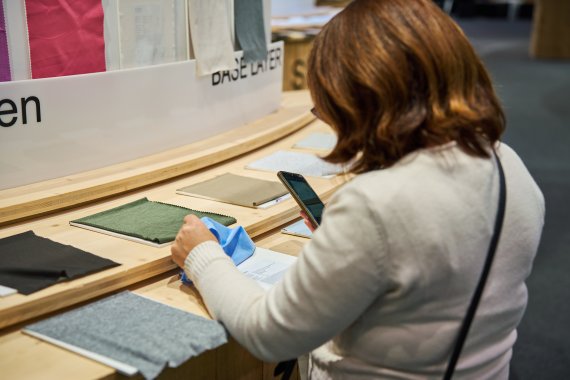 Auf der ISPO verschmelzen physische und digitale Erlebnisse: QR-Codes an den Produkten ermöglichen Echtzeit-Infos, personalisierte Kollektionen und messbare Leads.