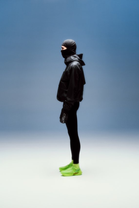 Ein Läufer in neongelben Sneakern