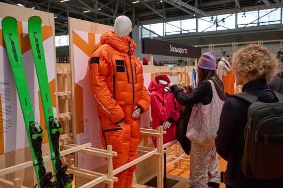 Besucher*innen entdecken Produkte auf der ISPO Award Area