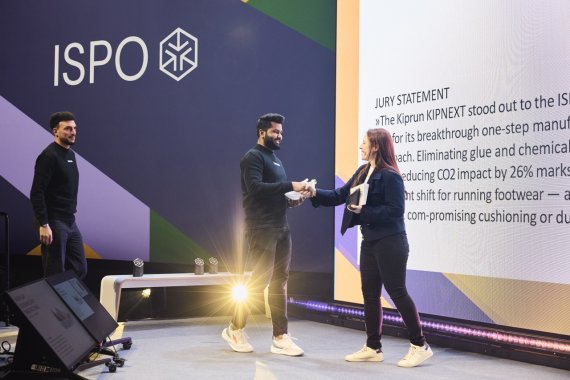 Christina Rabl überreicht die ISPO Award Pokale