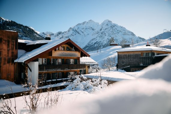 Naturhotel Chesa Valisa inmitten der verschneiten Berglandschaft
