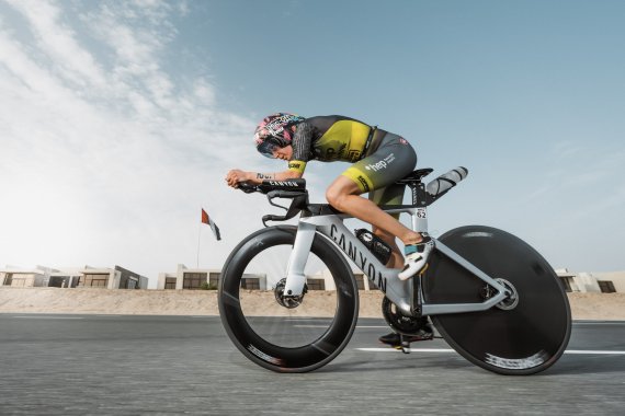 Laura Philipp auf dem Fahrrad beim Iron Man in Dubai