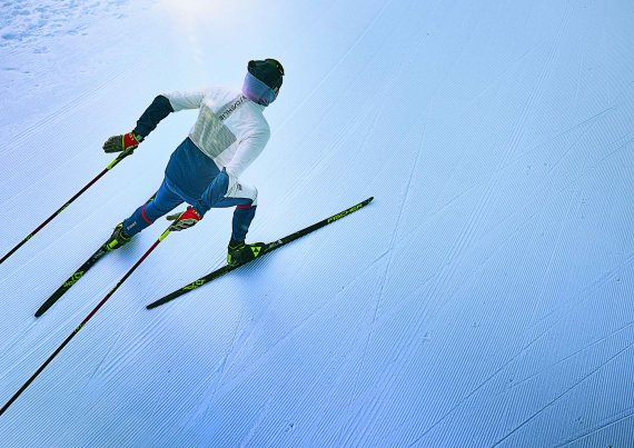 Eine Person beim Skilanglauf aus der Vogelperspektive