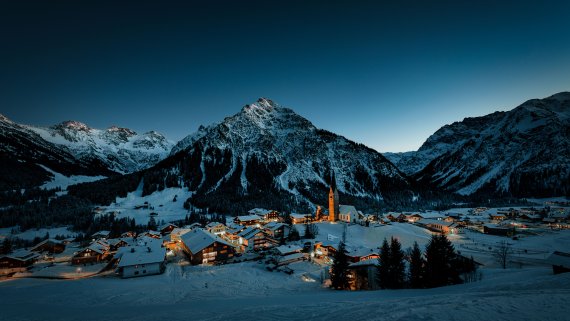 Das verschneite Kleinwalsertal bei Dämmerung