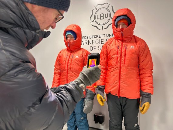 Doppel-Lagen-AETHERM™-Isolierung bietet Daunen-nahe Wärme bei voller synthetischer Zuverlässigkeit.