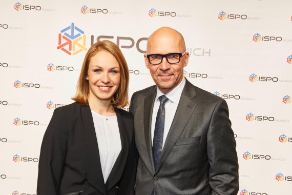 mb-151118-ISPO MUNICH 2015_jf_1625_Dittrich_Neuner Magdalena Neuner mit Klaus Dittrich vor einer ISPO-Stellwand.