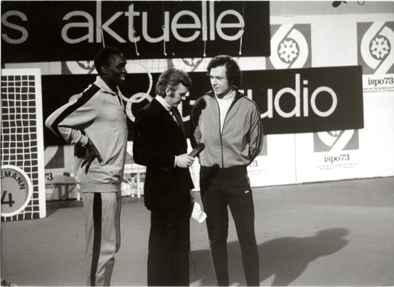 Harry Valérien mit Franz Beckenbauer bei einer Aufzeichnung des aktuellen Sportstudios aus den Hallen der ISPO.