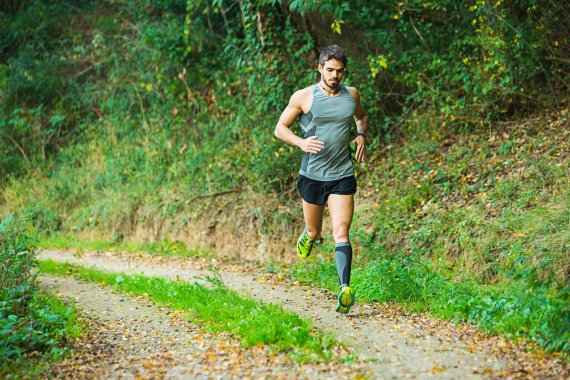 mb-151123-ThinkstockPhotos-494499248 Ein Jogger auf einem Waldweg.
