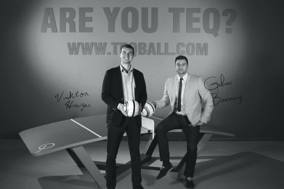 mb-151127-teqball-Viktor_Gabor_BW Teqball-Erfinder vor ihrem Spielgerät.