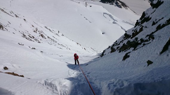 Andy Holzer beim Abseilen in die schneebedeckte Facilides-Rinne.