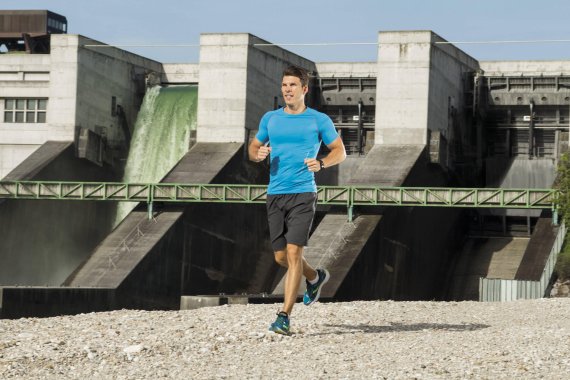 Runtastic-CEO Florian Gschwandtner beim Joggen an einem Stauwehr.