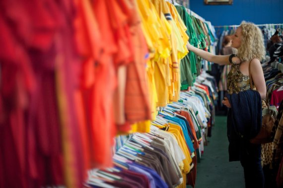 mb-nachhaltige-kleidung2 Eine Frau kauft in einem Second-Hand-Laden ein
