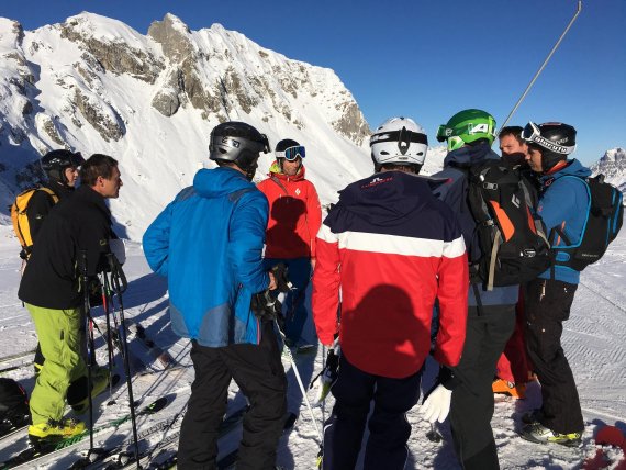 Teilnehmer der ISPO Academy hören ihrem Ski-Guide zu
