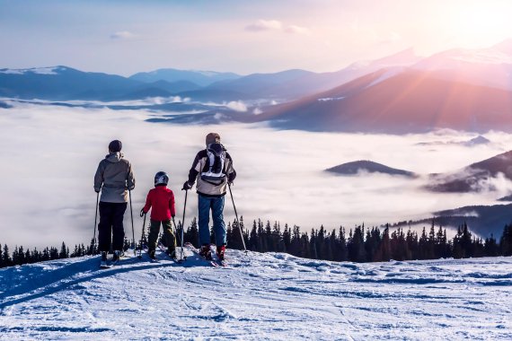mb-en-151203-ThinkstockPhotos-480125398 A familiy on skis enjoys the view.