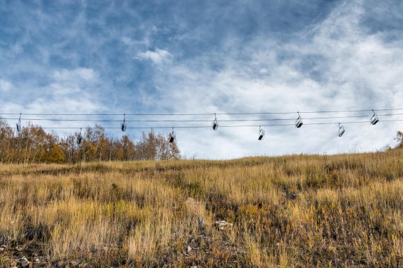 mb-en-151203-ThinkstockPhotos-488223316 A ski area with lifts – but now snow.