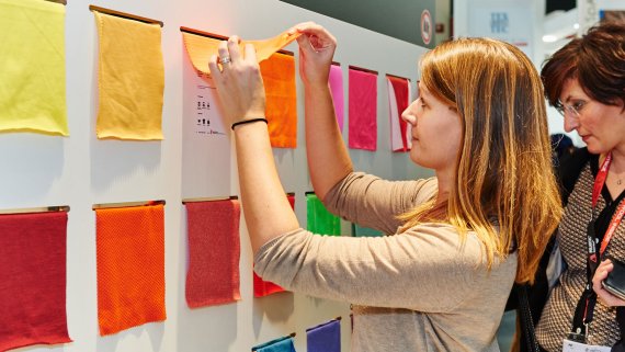 mb-TEXTRENDS_Test Im ISPO TEXTRENDS Forum können die Stoffe getestet werden