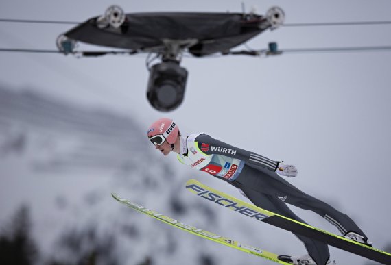 Immer hautnah dabei: Die Spider-Cam verfolgt den Flug der Ski-Springer