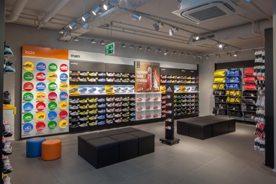 mb-adidas_china Eine Wand mit Schuhen in einem Adidas-Store