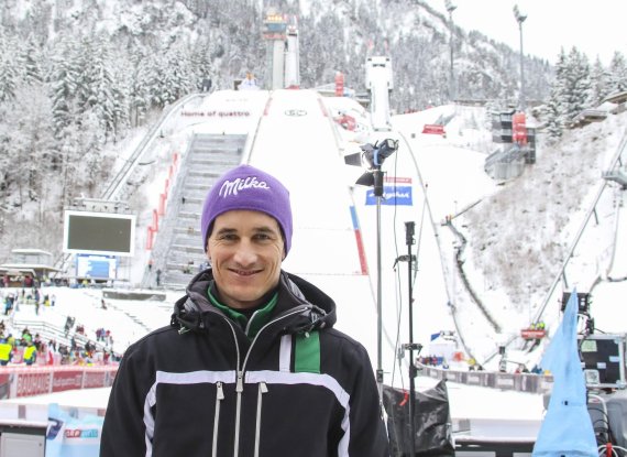Schmitt vor der Skisprungschanze in Oberstorf